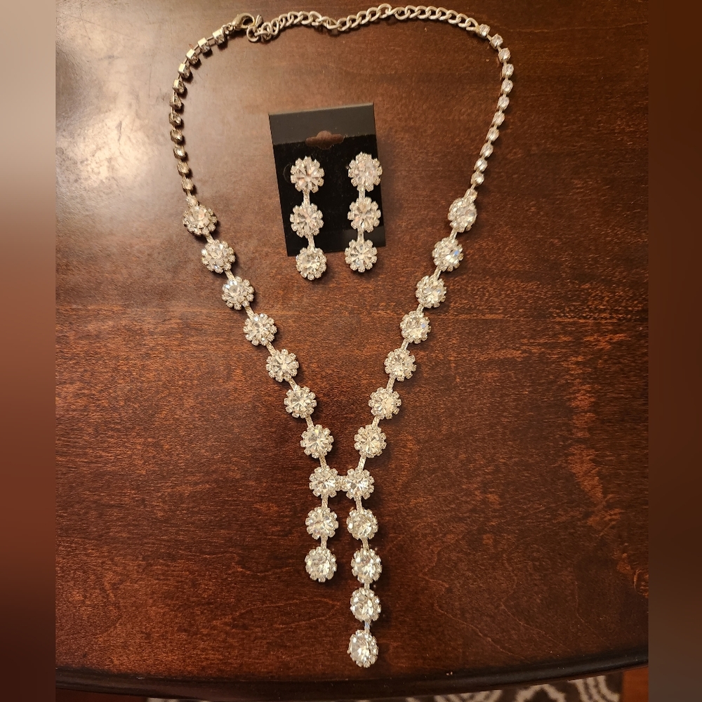 Ooh! Rhinestone Neckless and Earings Set
